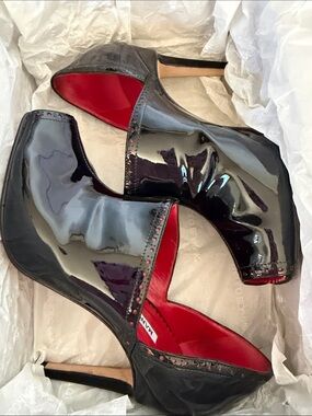 Manolo Blahnik Black Patent Leather Pumps with Red Lining